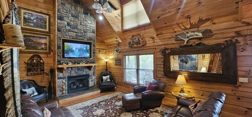 Huge cabin! Sits on a hillside with unprecedented mountain and sunset views.