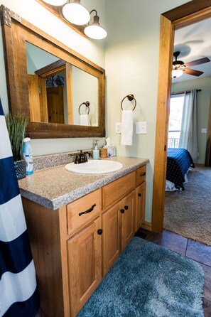4 bedrooms, desk, iron/ironing board, WiFi