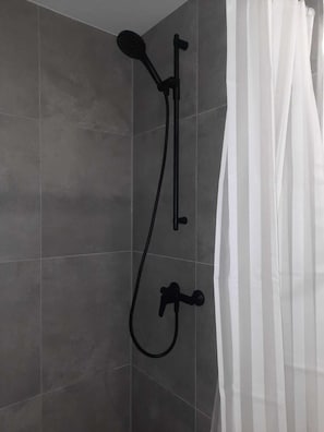 Shower, hair dryer, towels, soap - Comfortable mod. Apartment on two floors (95m2), in Steinhude, WLAN (Wunstorf)