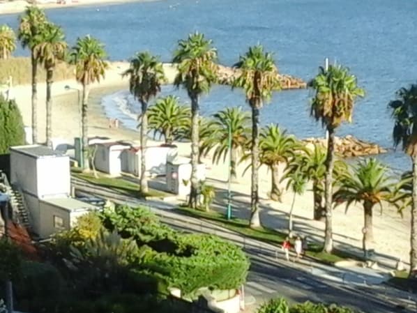 Plage à proximité, chaises longues