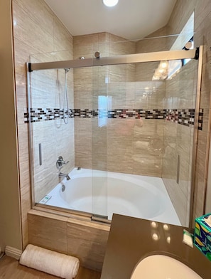 Combined shower/bathtub, hair dryer, towels - #1 Sunsets… Relax & Unwind- 2BD, 2 BTH Sleeps 6 (Palm Desert)