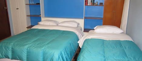 Triple Room | Desk, iron/ironing board, free WiFi, bed sheets