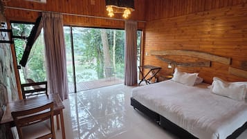 Cubrecamas, colchones con efecto memoria, minibar y cortinas blackout