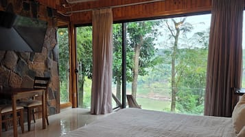 Cubrecamas, colchones con efecto memoria, minibar y cortinas blackout