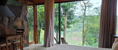 Superior kamer, niet-roken, uitzicht op rivier | Donzen dekbedden, bedden met traagschuimmatras, een minibar