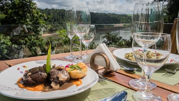 Se sirven desayunos, almuerzos y cenas; cocina local