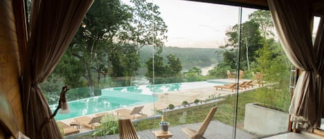 Habitació superior, no fumadors, vistes al riu | Cobrellits, matalassos d'escuma viscoelàstica i minibar