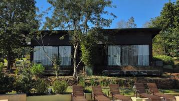 Cubrecamas, colchones con efecto memoria, minibar y cortinas blackout