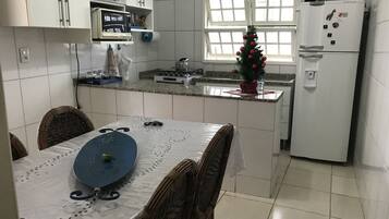 Geladeira, micro-ondas, fogão, cooktop