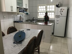 冰箱、微波炉、烤箱、炉灶