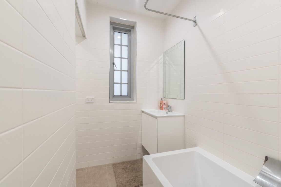 Stunning Renovated One Bedroom Apartment 5 minute walk to Bondi Beach & Village — image 11