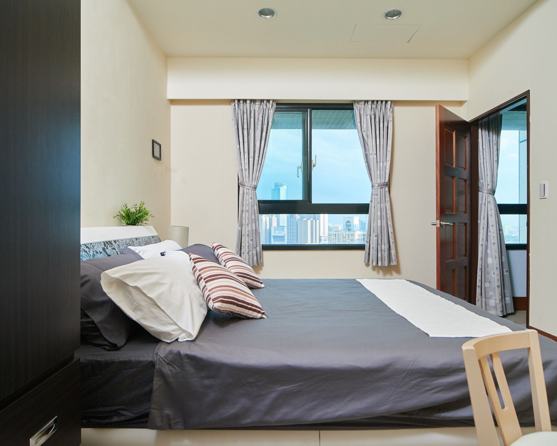 3 bedrooms, desk, iron/ironing board, travel crib