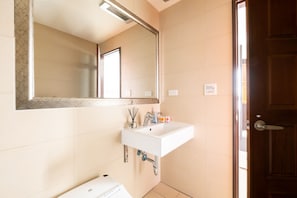 Ensemble douche/baignoire, sèche-cheveux, serviettes fournies, savon