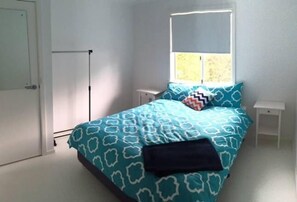 3 bedrooms, desk, soundproofing, iron/ironing board