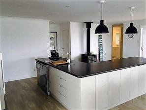 Réfrigérateur, four à micro-ondes, un four, surface de cuisson