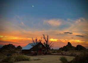 Exterior - Nestled in nature with views of the Alabama Hills, Sierras and Inyo Mountains (Lone Pine)