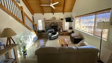 Smart-TV, Kamin, Videospiele, DVD-Player