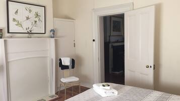 2 habitaciones, tabla de planchar con plancha, cuna de viaje y wifi