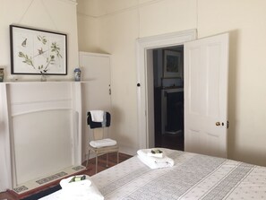 2 soverom, strykejern/-brett og reiseseng for barn