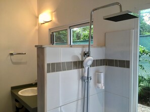 Douche, sèche-cheveux, serviettes fournies, papier toilette