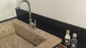 Coffee/tea maker, electric kettle