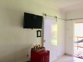 Hypo-allergenic bedding, minibar, individually decorated