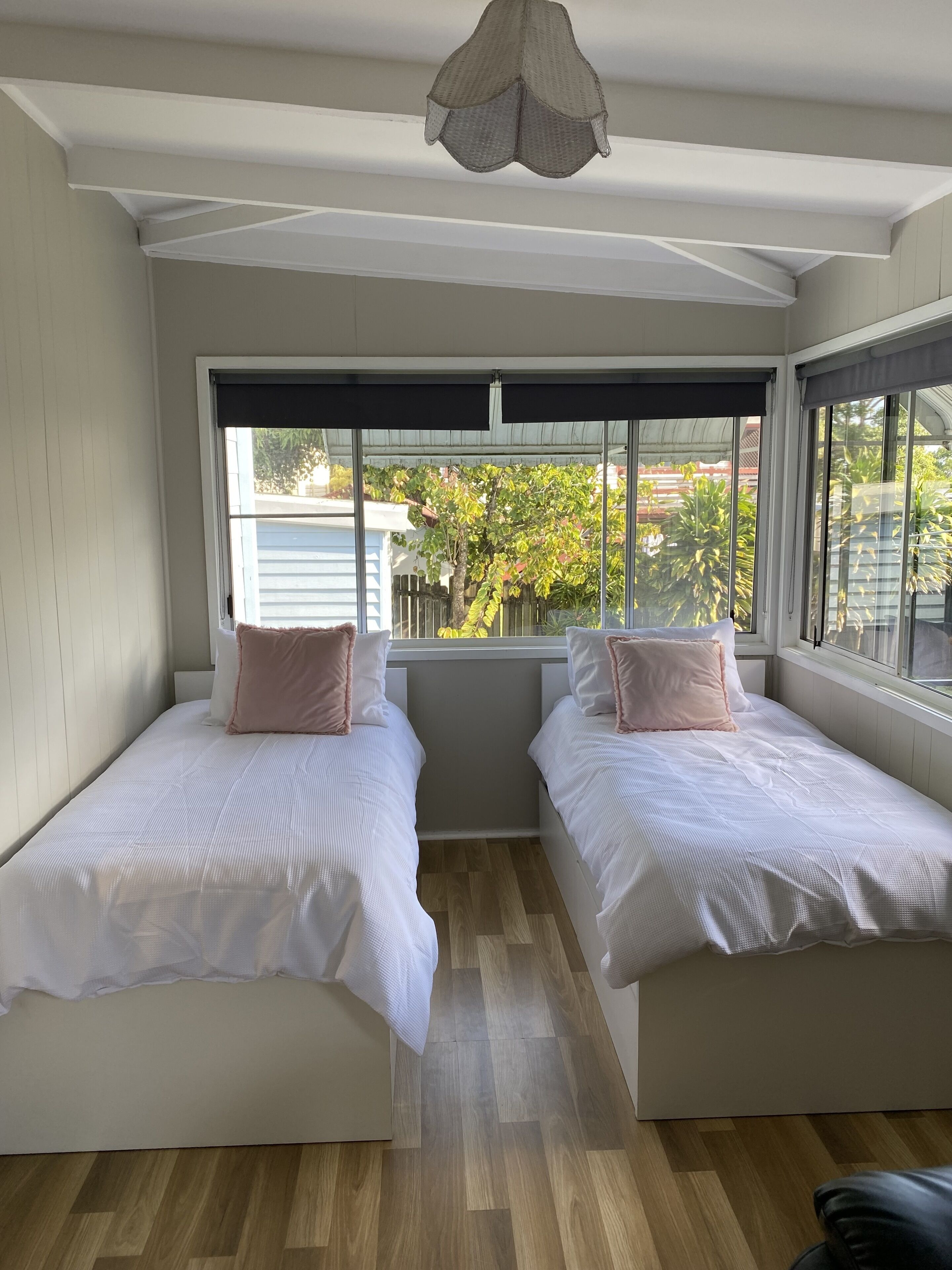 3 chambres, fer et planche à repasser