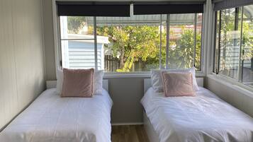 3 chambres, fer et planche Ă repasser