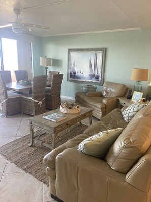 Smart-TV, peis, DVD-spiller og bøker