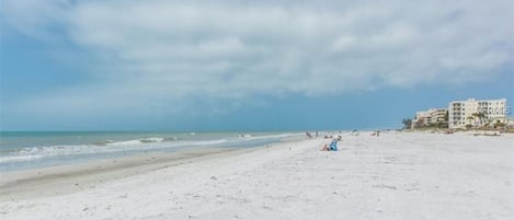 Am Strand, Liegestühle, Strandtücher