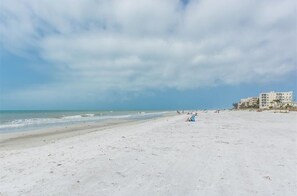 På stranden, solsenger og strandhåndklær