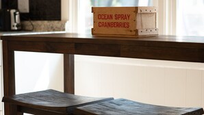 Ett träbord med en låda ovanpå som är märkt med texten ”OCEAN SPRAY TRANBAR”.