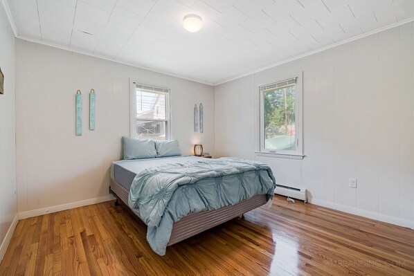 Comfort Cottage | 2 bedrooms, Egyptian cotton sheets, iron/ironing board, free WiFi - Cozy Beach Cottage (Old Orchard Beach)