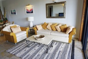 Una Smart TV, un reproductor de DVD, un reproductor estéreo