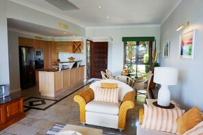 Una Smart TV, un reproductor de DVD, un reproductor estéreo