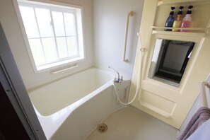 Cabaña básica | Baño | Tina y regadera independientes y tina profunda 