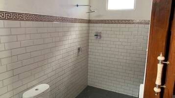 Douche, bidet, serviettes fournies, savon