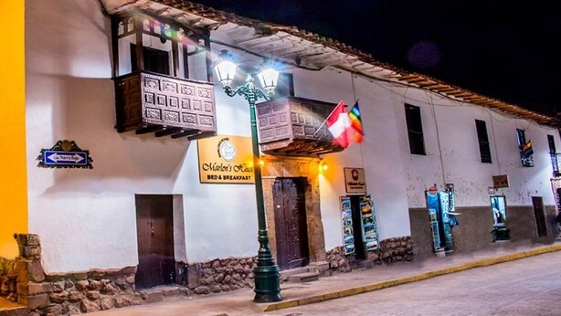 Front of property - evening/night - Marlon's House Cusco - Hostel (Cusco)