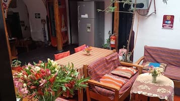 Una pantalla de ordenador, una impresora