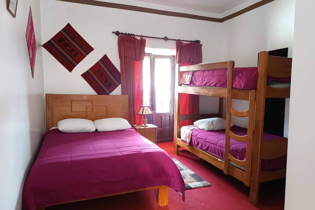 Escritorio, tabla de planchar con plancha, wifi gratis y ropa de cama