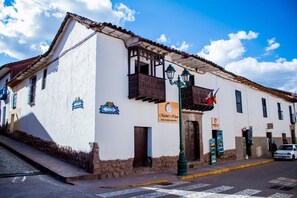 Front of property - Marlon's House Cusco - Hostel (Cusco)