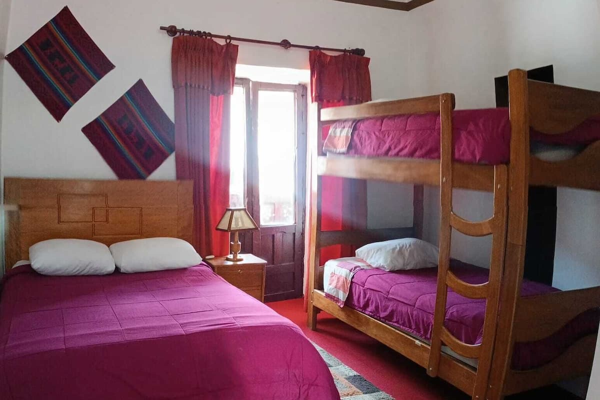 Escritorio, tabla de planchar con plancha, wifi gratis y ropa de cama