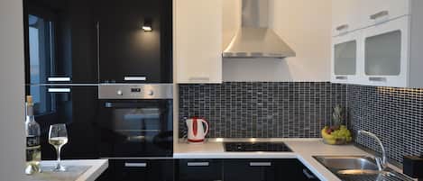 Frigorifero, forno, piano cottura, lavastoviglie