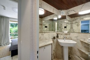 Douche, sèche-cheveux, serviettes fournies, savon
