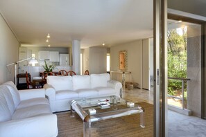 TV connectée, lecteur de DVD, livres