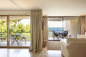 TV connectée, lecteur de DVD, livres