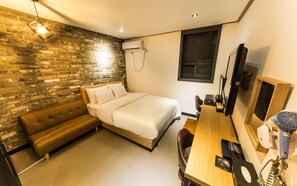 Egyptian cotton sheets, premium bedding, desk, free WiFi