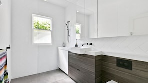 Shower, free toiletries, hair dryer, towels - Nullegai Spa and Views (Dromana)