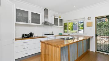Fridge, microwave, stovetop, dishwasher