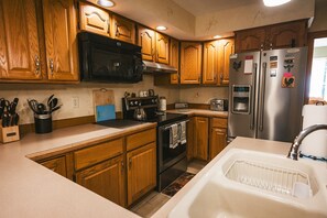 Kylskåp, mikrovågsugn, ugn och spishäll